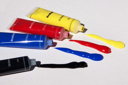 Les tubes de peinture acrylique